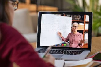 A teacher leads a virtual lesson, demonstrating how to deliver effective online training.